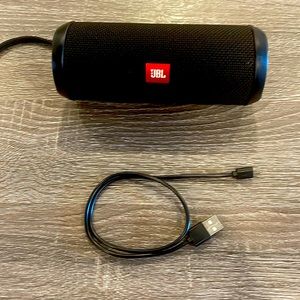 🔊🔊🎶🎶JBL flip 3 waterproof portable speaker! Including charging cord! 🎶🎶🎶